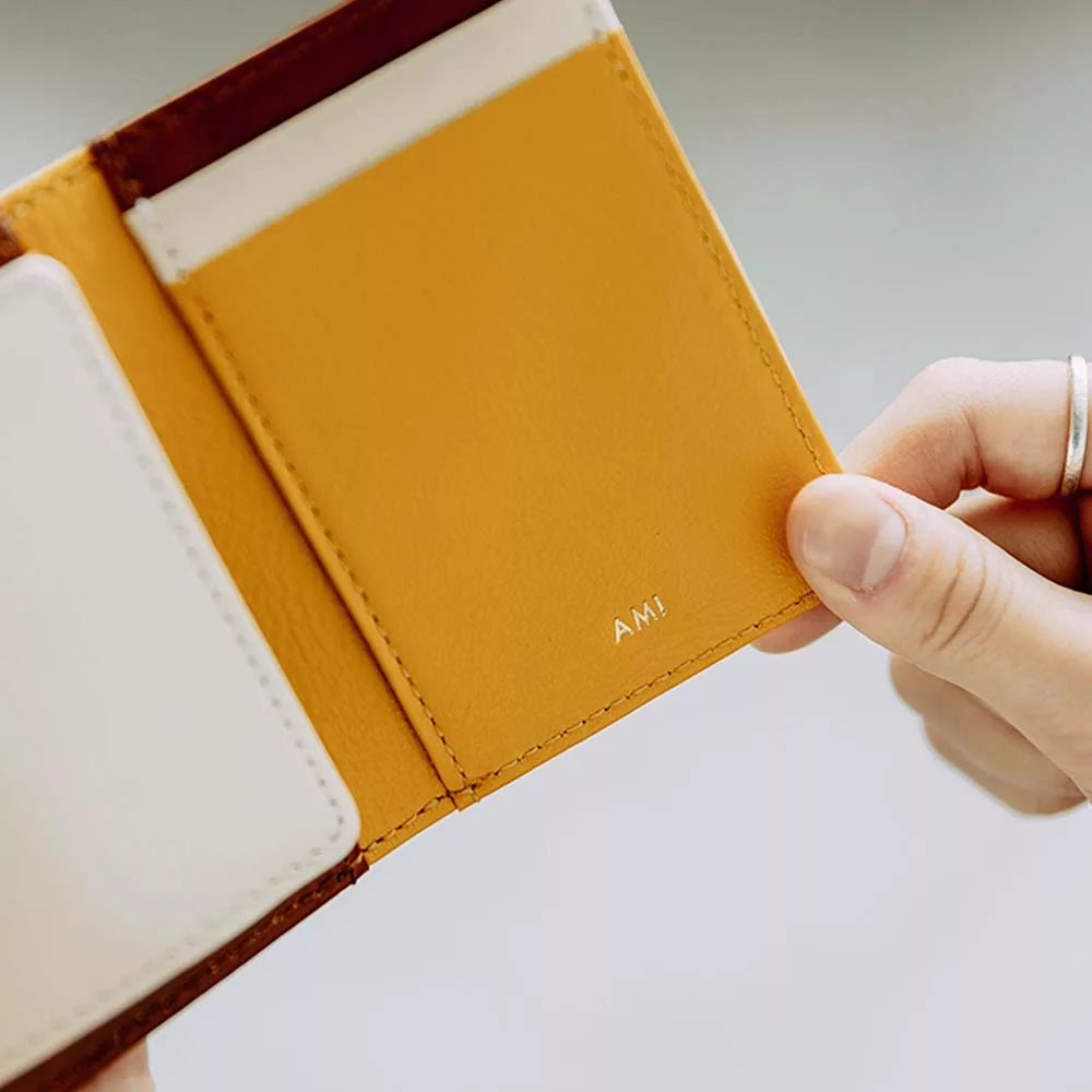 3つ折りミニ財布 - 名入れは右側のカード段の下部に入ります。無料の刻印オプションで、世界で1つだけの特別なプレゼントに。