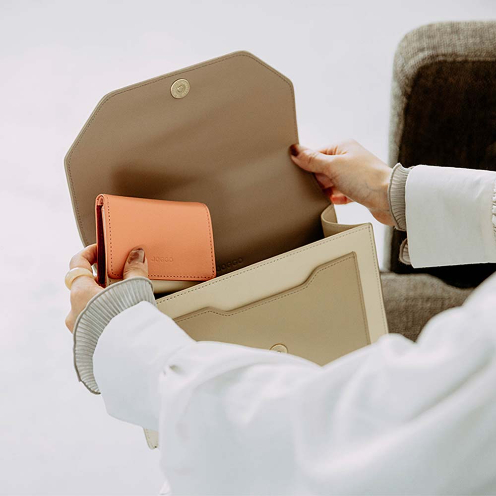 ３つ折りミニ財布 - 小さめのバッグにもすっぽり。ちょっとしたお出かけや結婚式、旅行等ではとくに役立つサイズ感です。