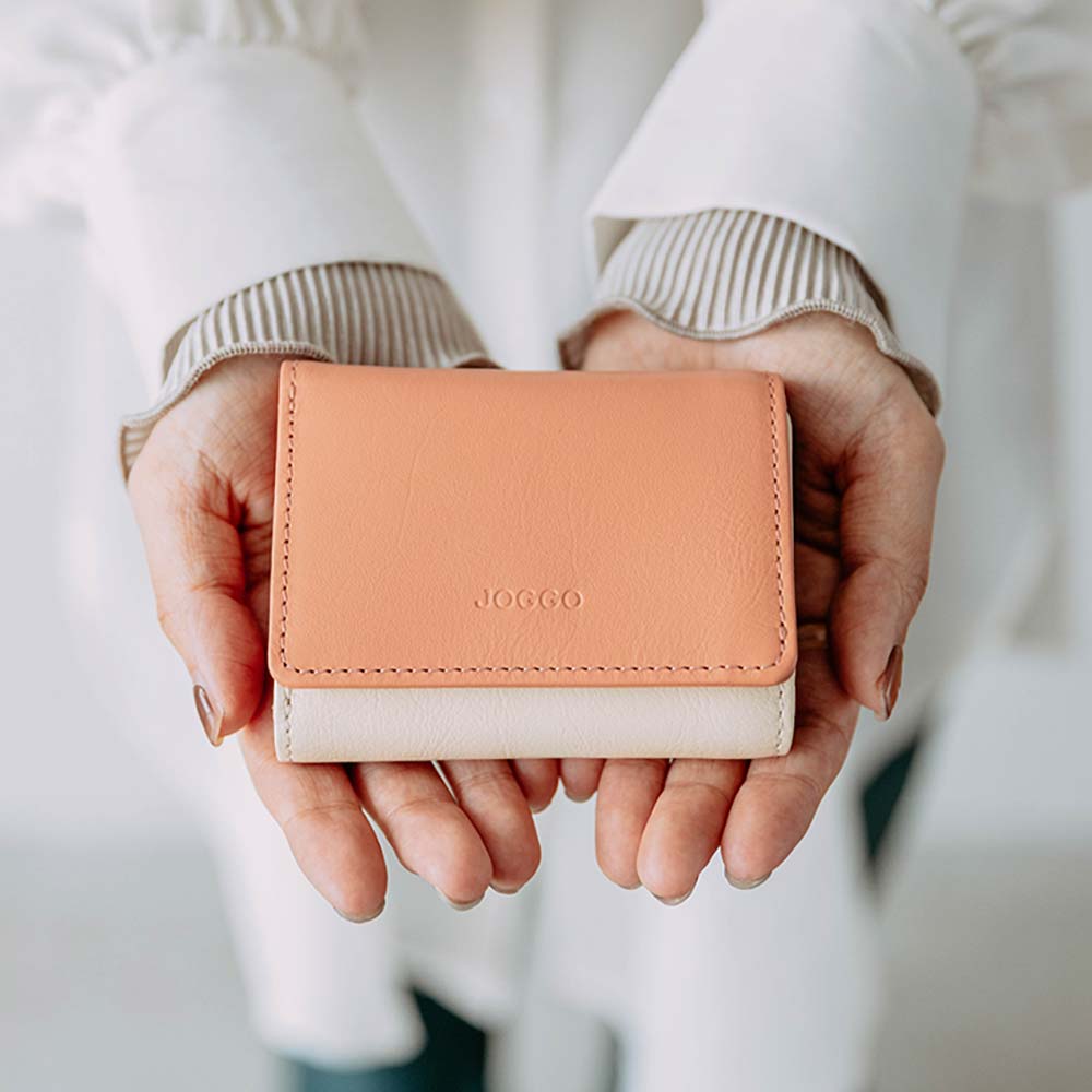 ３つ折りミニ財布 - 小さな手でも持ちやすいコンパクトなサイズの三つ折り財布。熟練の職人が一つひとつハンドメイドで製作し、上質なレザーを感じられる逸品です。