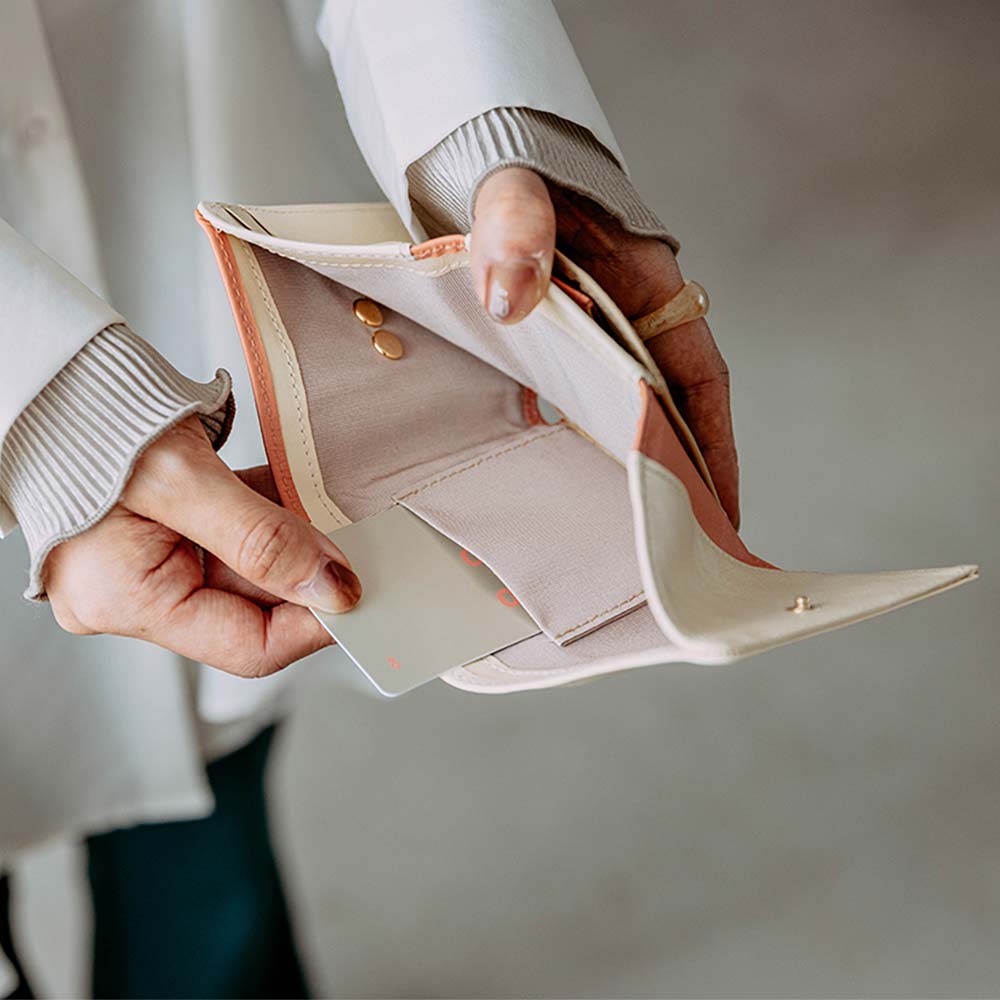 ３つ折りミニ財布 - お札入れの中央ポケットには交通ICカードやタッチ決済可能なクレジットカードを入れるのがおすすめ。財布ごとかざせば改札やコンビニなどでスマートに決済ができます。