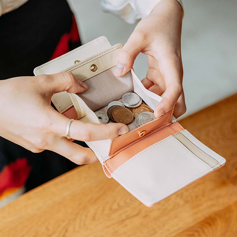 ３つ折りミニ財布 - 小銭入れはボックスタイプで見やすく取り出しやすい設計に。コンパクトでも機能性は譲れない方へのギフトにも最適です。