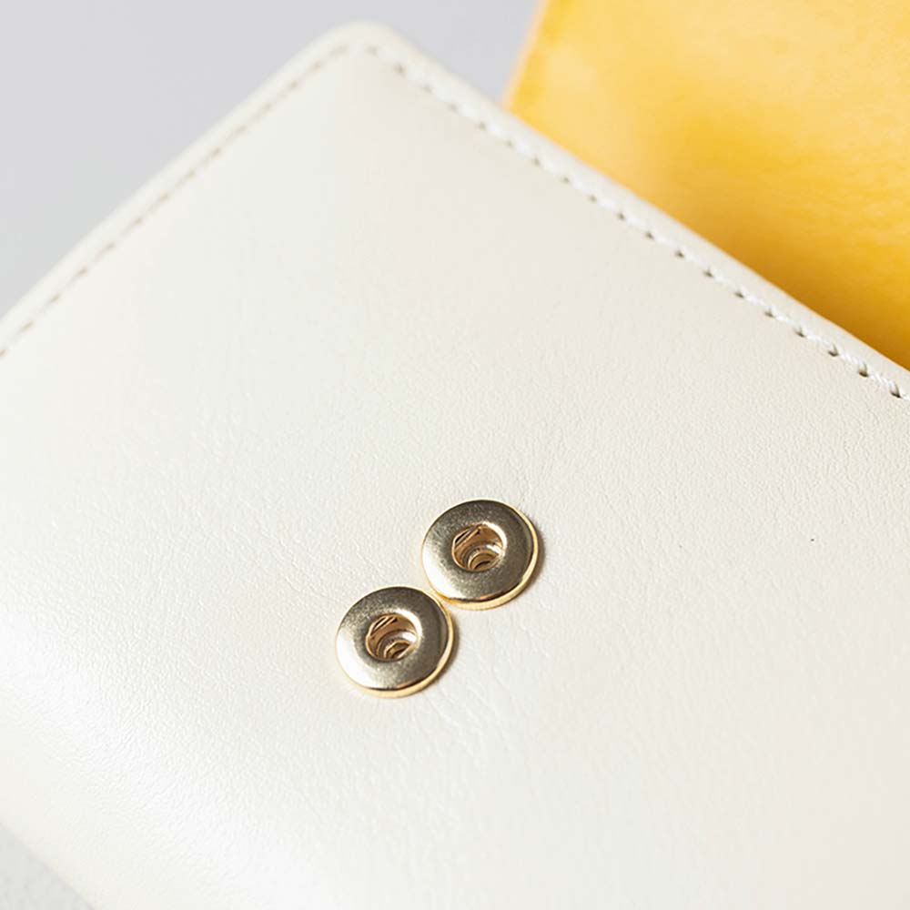 ３つ折りミニ財布 - フラップ部分はダブルホック式を採用しており、たくさん収納してもしっかり閉まる設計に。鞄の中で財布が開いてしまう心配がありません。