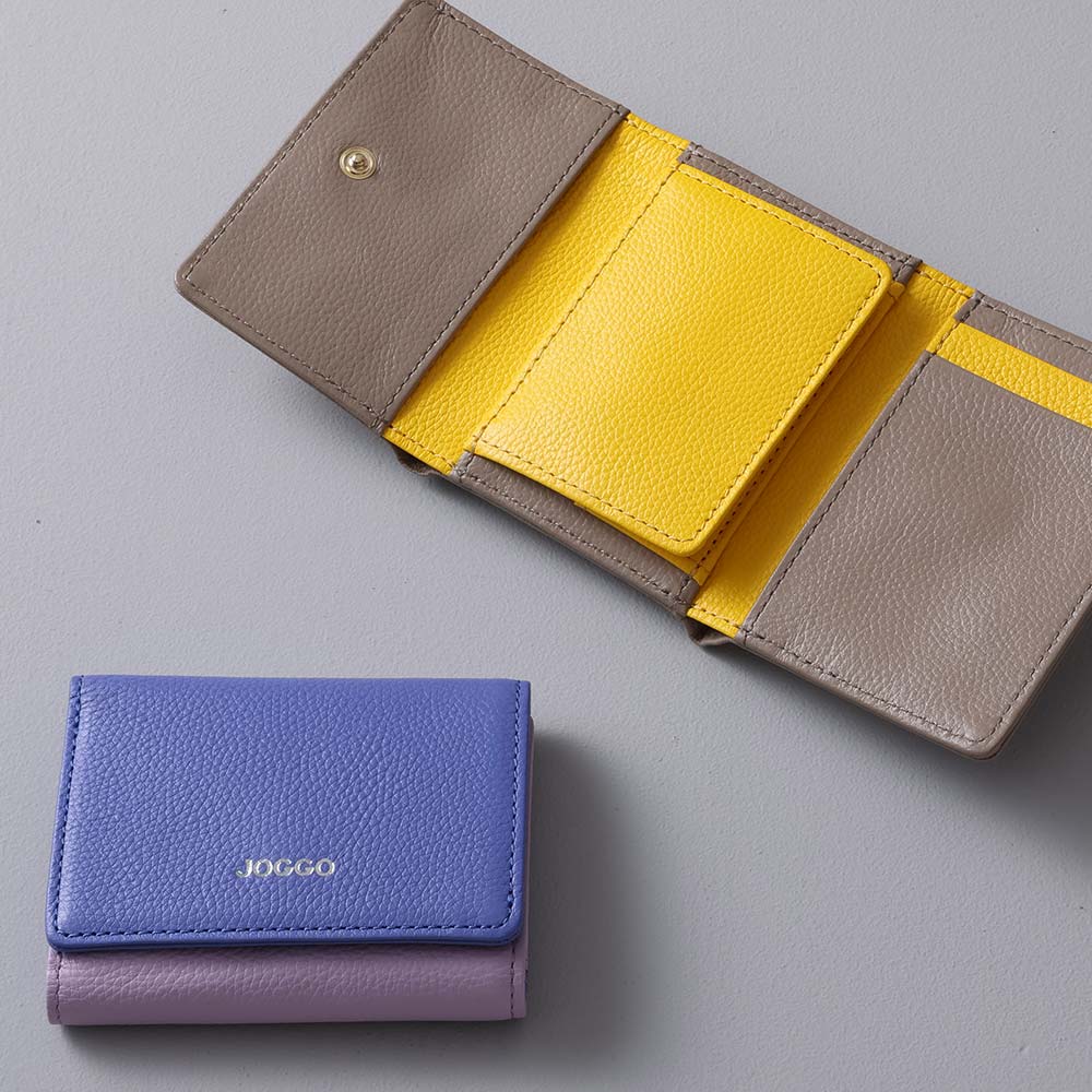 ３つ折りミニ財布（エンボス） - 全部で5か所のカラーカスタマイズが可能です。かぶせ部分から本体がちらっと見えるのがポイントで、さりげないバイカラーでおしゃれに。色で遊び心を演出できるのは、オーダーメイドならでは。