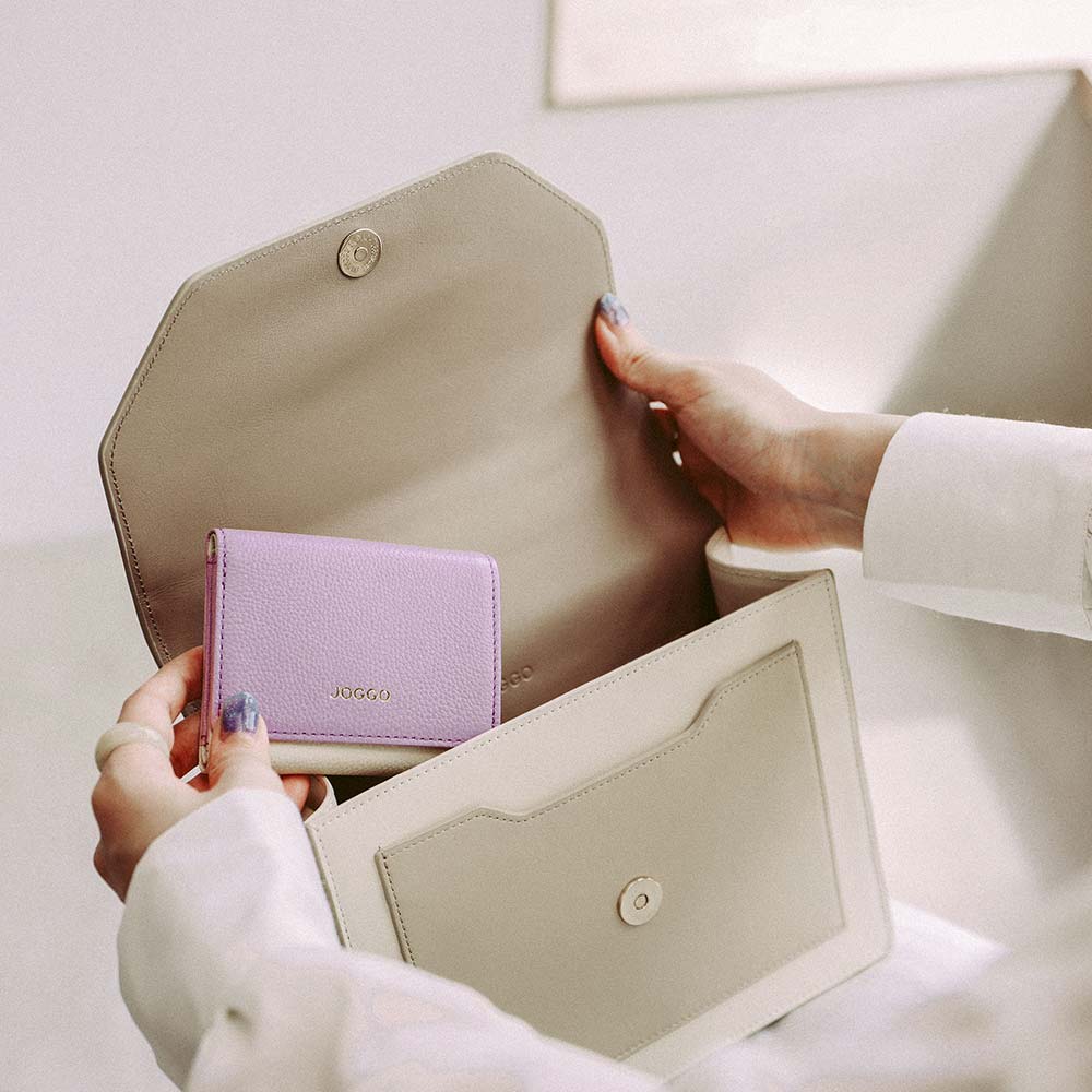 ３つ折りミニ財布（エンボス） - 小さめのバッグにもすっぽり。ちょっとしたお出かけや結婚式、旅行等ではとくに役立つサイズ感です。