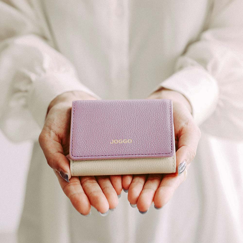 ３つ折りミニ財布（エンボス） - 小さなでも持ちやすいコンパクトなサイズの三つ折り財布のエンボスレザータイプ。