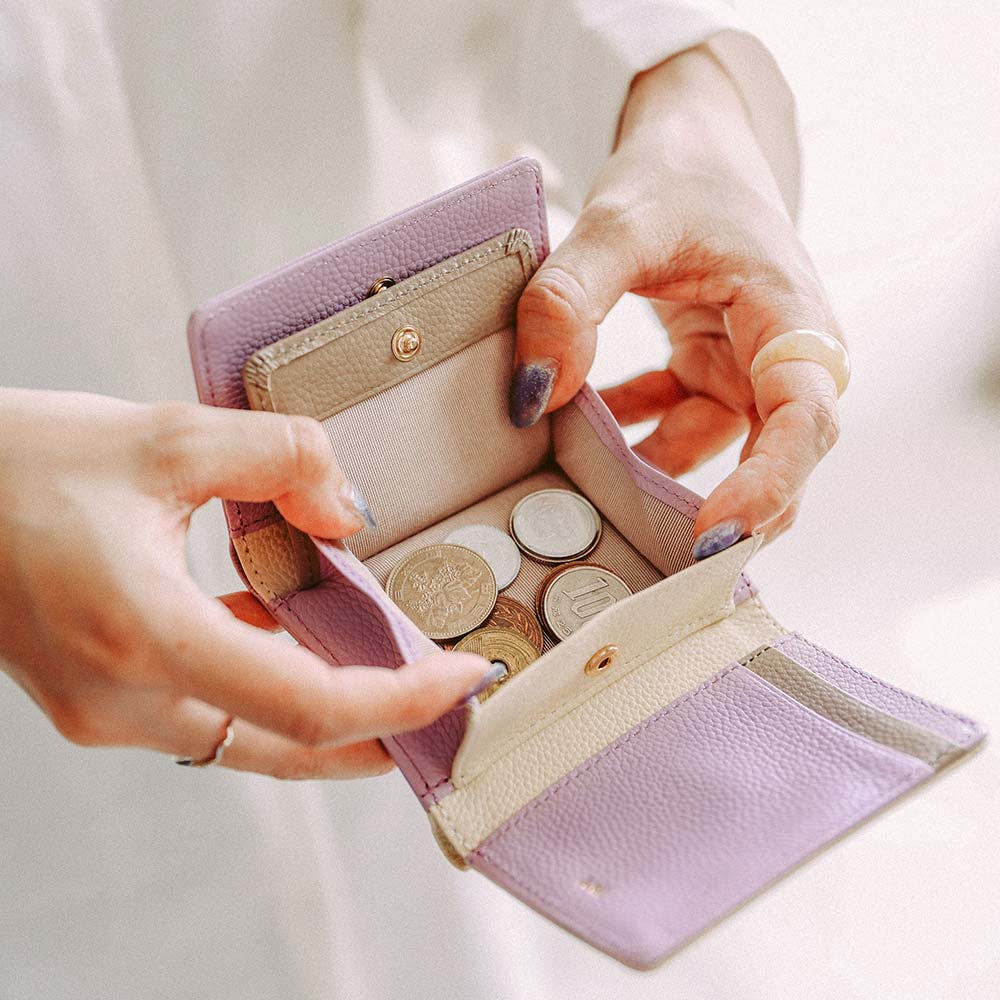 ３つ折りミニ財布（エンボス） - 小銭入れはボックスタイプで見やすく取り出しやすい設計に。コンパクトでも機能性は譲れない方へのギフトにも最適です。