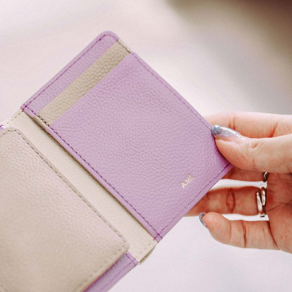 ３つ折りミニ財布（エンボス） - 名入れは右側のカード段の下部に入ります。無料の刻印オプションで、世界で1つだけの特別なプレゼントに。