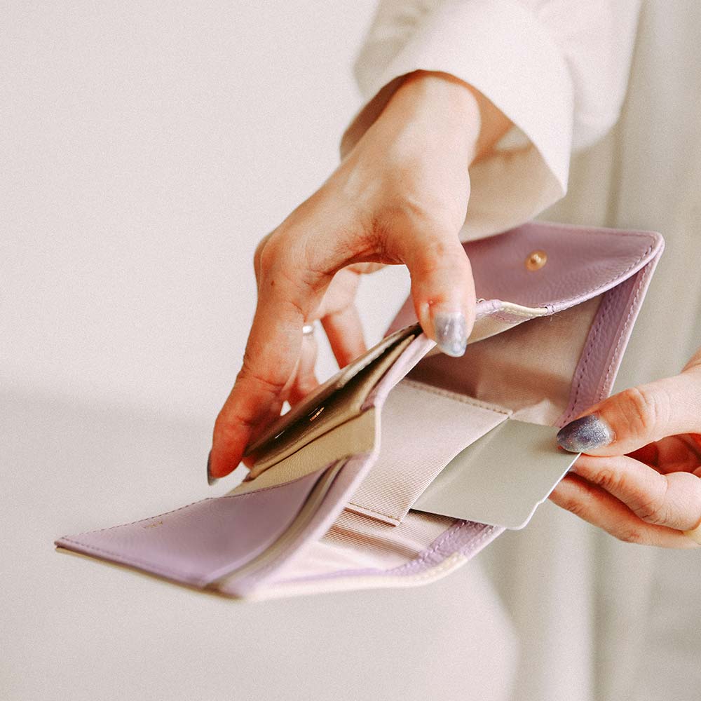 ３つ折りミニ財布（エンボス） - お札入れの中央ポケットには交通ICカードやタッチ決済可能なクレジットカードを入れるのがおすすめ。財布ごとかざせば改札やコンビニなどでスマートに決済ができます。