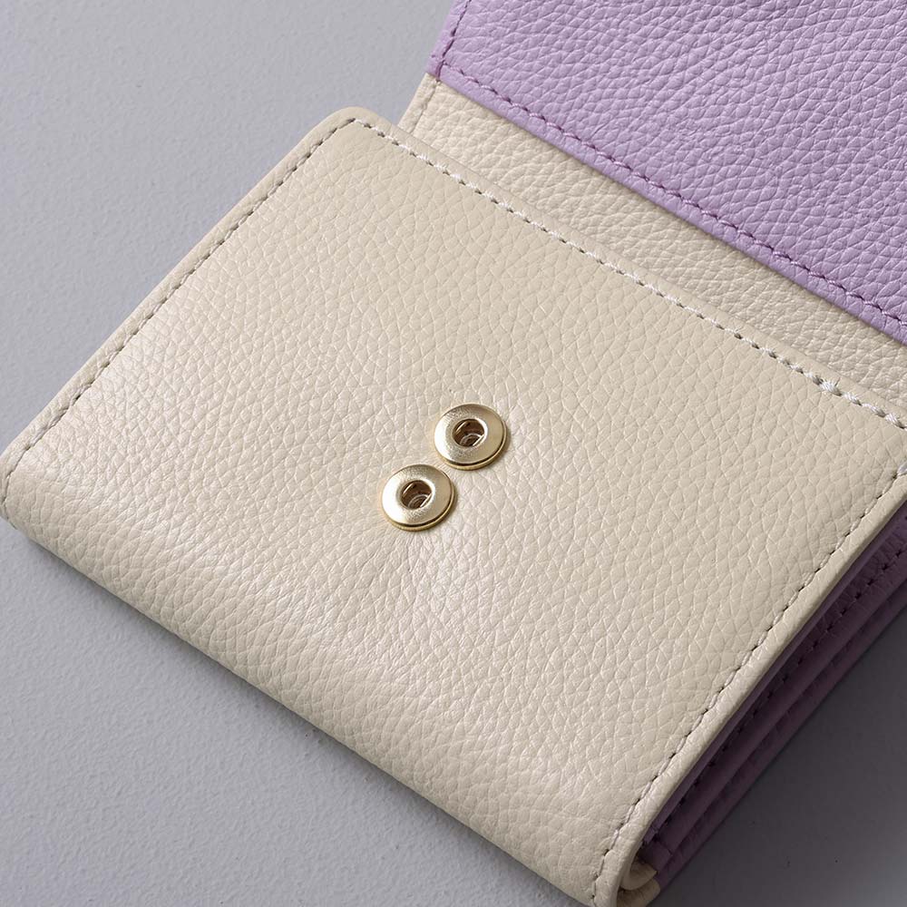 ３つ折りミニ財布（エンボス） - フラップ部分はダブルホック式を採用しており、たくさん収納してもしっかり閉まる設計に。鞄の中で財布が開いてしまう心配がありません。