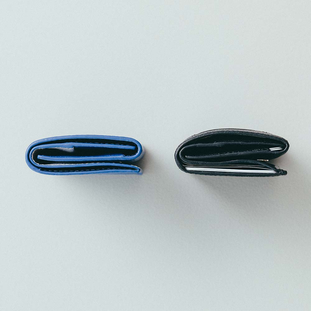 ミニマムウォレット - 右側がお札・カード・小銭を入れた状態です。折りたたみ部分が柔らかくしなやかで、中身を入れても厚みが出にくくなっています。