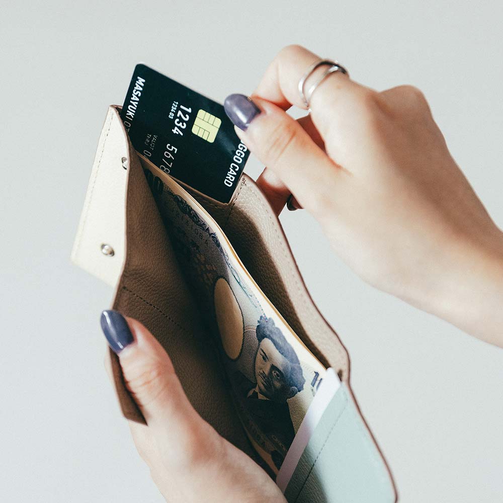 ミニマムウォレット - 札入れ部分にもポケットがあります。スキミング防止シートが入っているので、クレジットカードを入れておいても安心です。