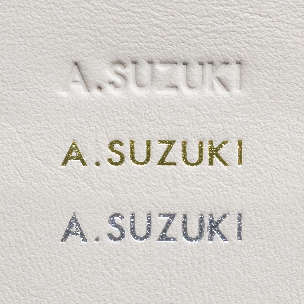 ミニマムウォレット - お名前やイニシャルを無料で刻印できます。色は【ゴールド・シルバー・型押し】からお選びいただけます。一つひとつ手作業で刻印する、オーダーメイドならではの特別な一品に。