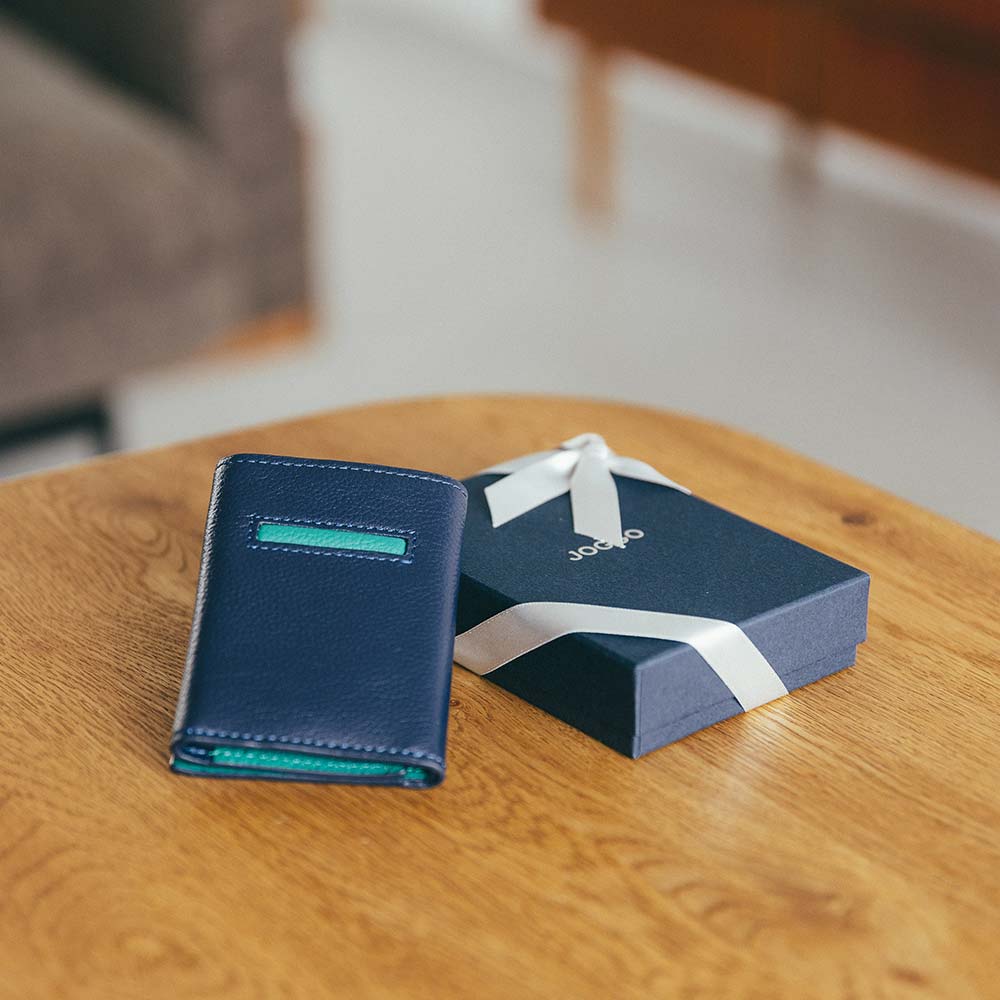 ミニマムウォレット - ギフトオプションをご選択頂くと、シックなネイビーのボックスにお入れしてお届けします。