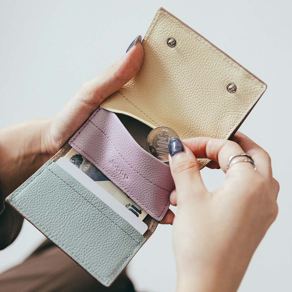 ミニマムウォレット - 内側の中央には小銭入れがあります。指で押すことで口が開きます。少し特殊な形状のため、慣れるまで少しコツが必要ですが、慣れれば使いやすい小銭入れです。