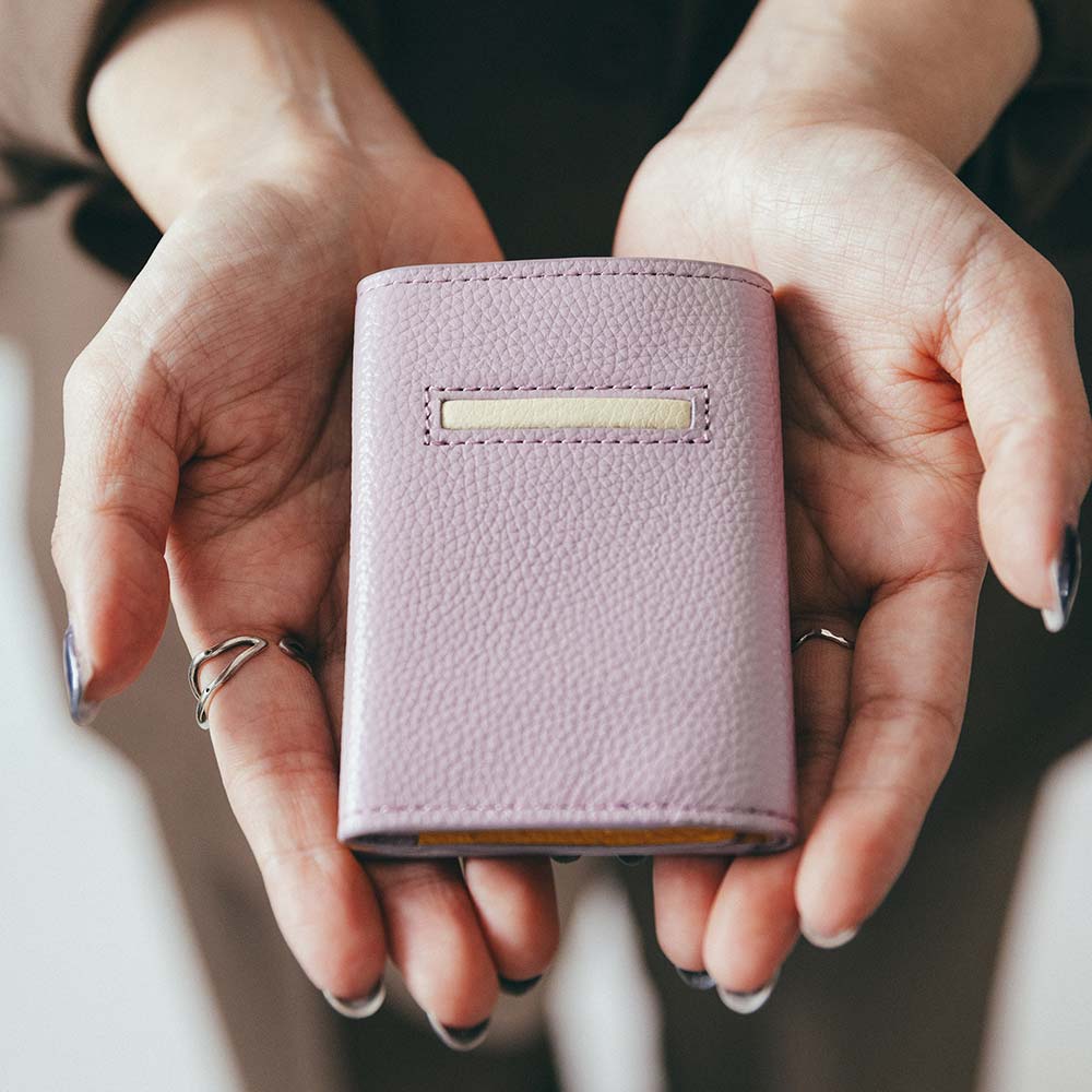 ミニマムウォレット - ＪＯＧＧＯの特徴のアイコンポケット。差し色にしてアクセントにしたり、本体と同じ色にして一体感を出したりとカスタマイズ次第で雰囲気が変わります。