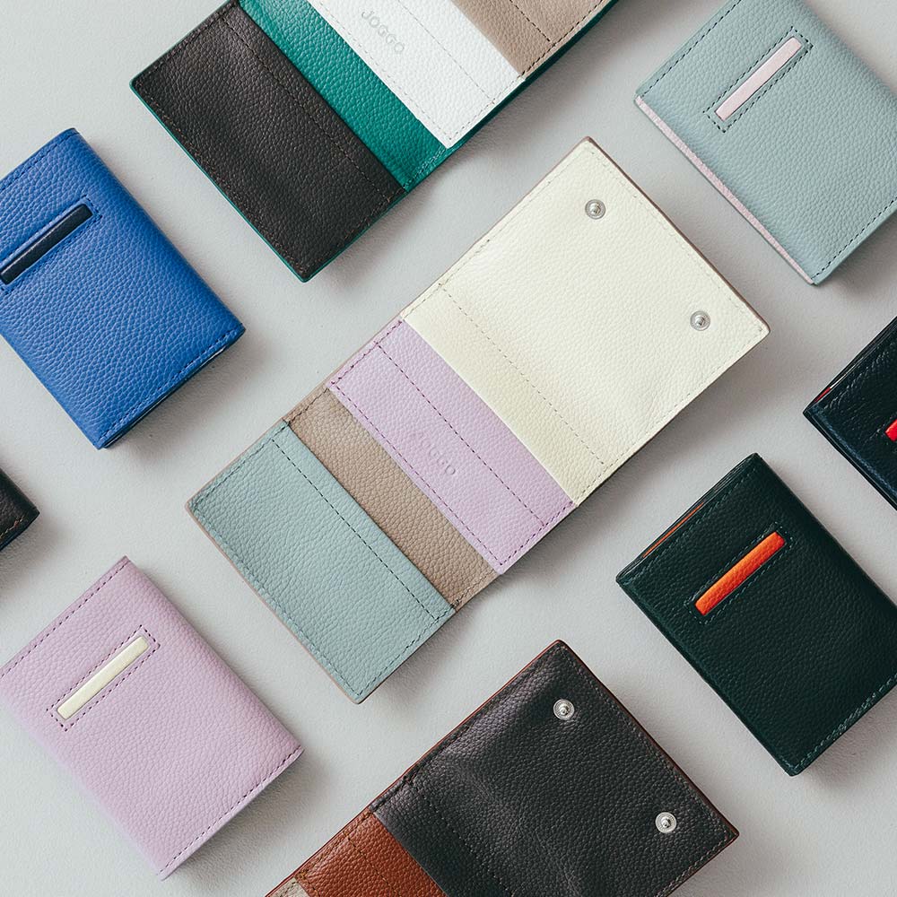 ミニマムウォレット - 全部で6か所のカラーカスタマイズが可能で、アイコンポケットや札入れ部分をデザインのアクセントにできます。コンパクトなフォルムの中におしゃれなポイントが詰まっています。ステッチも革の色ごとに変え、革職人による繊細なハンドメイド仕上げとなっています。プレゼントにふさわしい、細部へのこだわりを徹底しています。