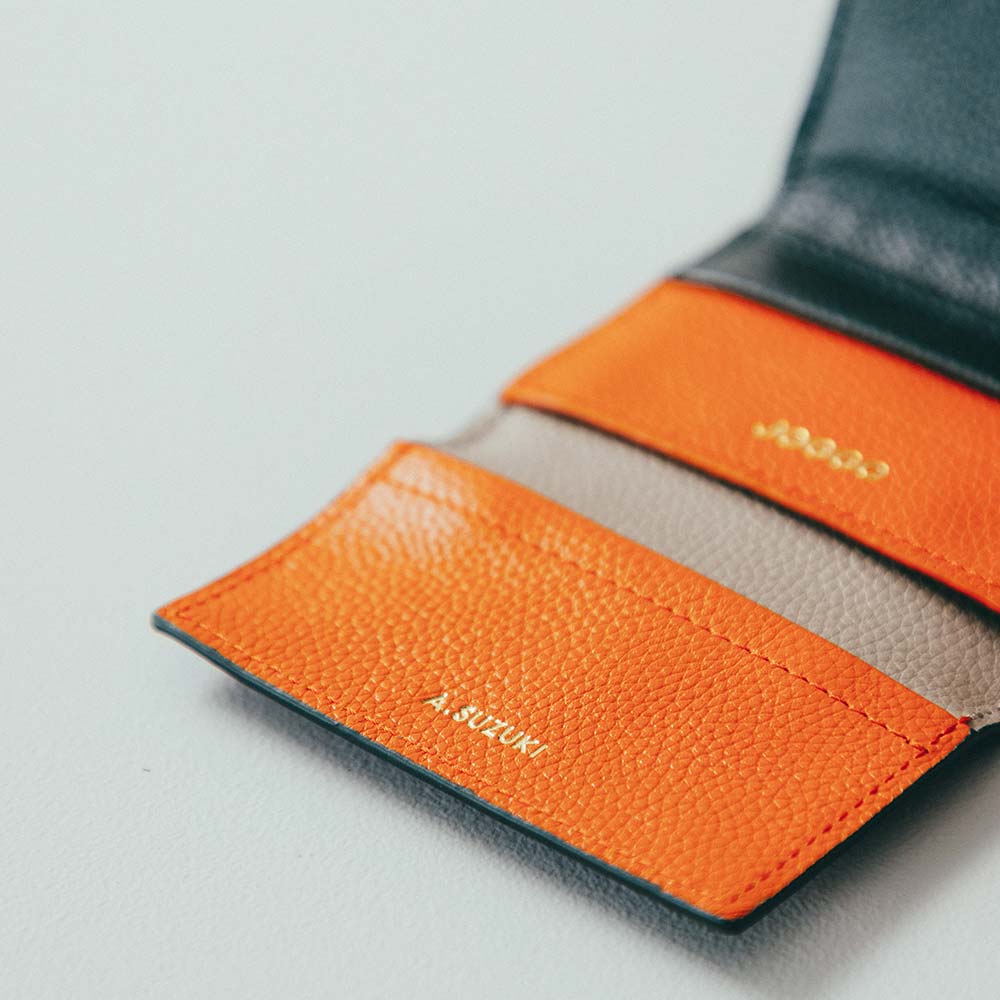 ミニマムウォレット - 名入れは開いた右側の中央あたりに入ります。無料の刻印オプションで、世界で一つだけの特別なアイテムに。