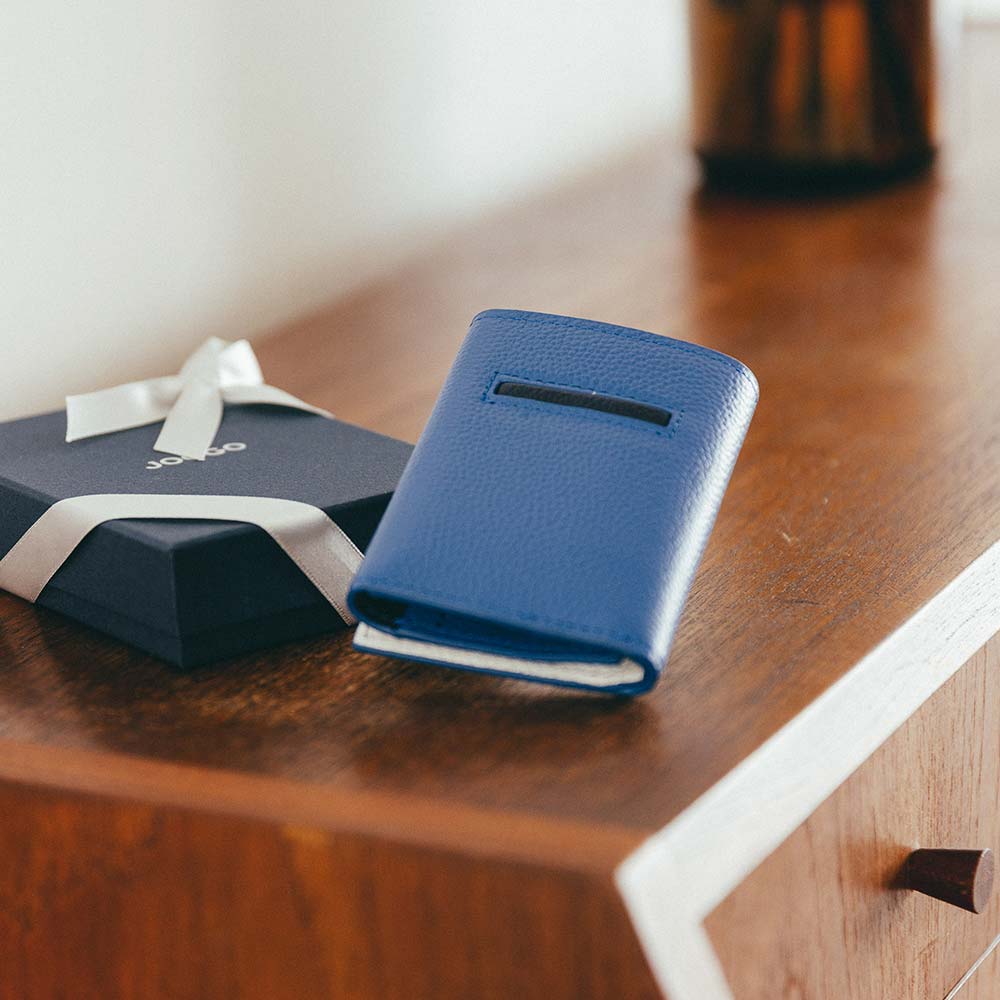 ミニマムウォレット - 上質な柔らかい本革に、上品で繊細なエンボス加工を施しました。型崩れしにくいのも特徴です。