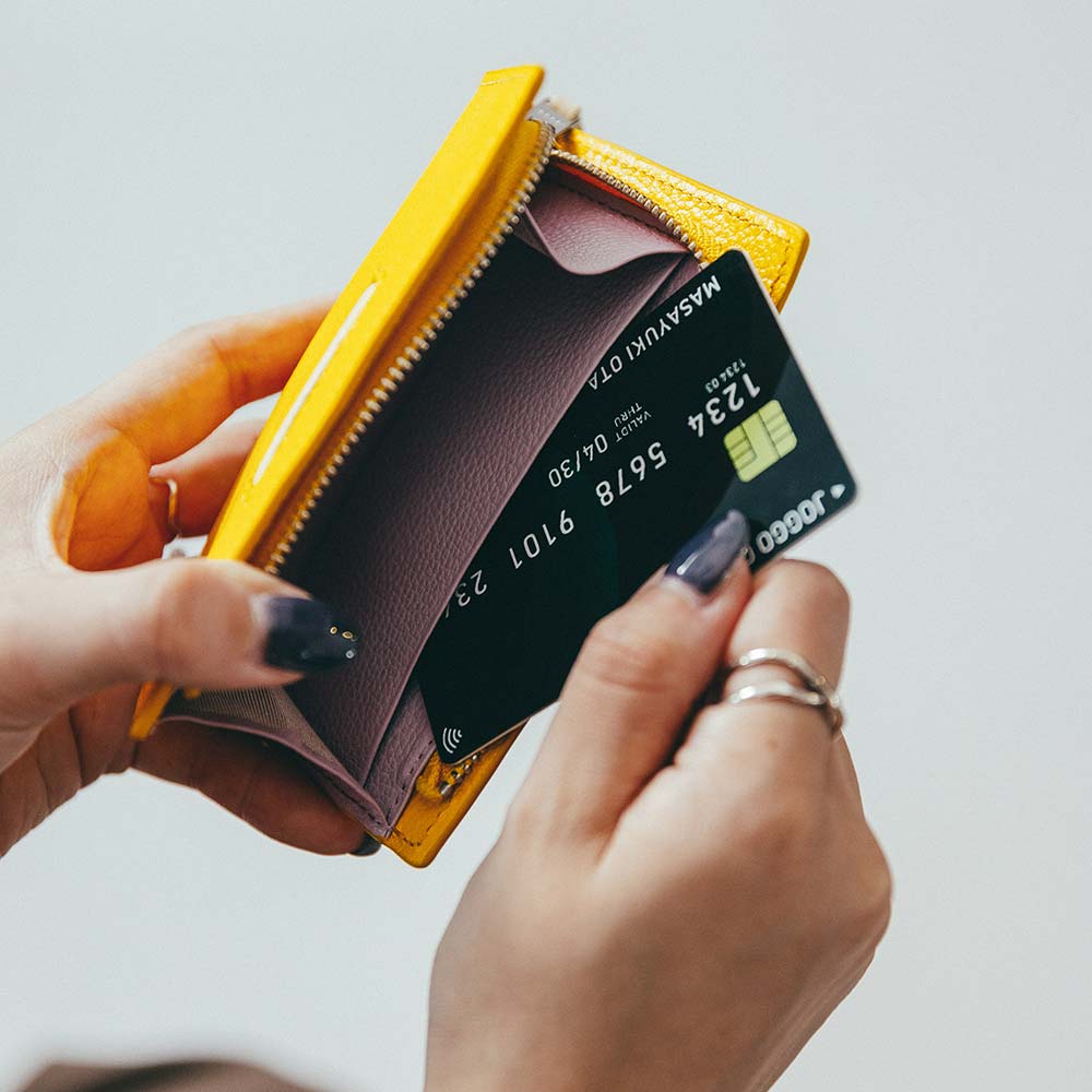 フラグメントケース（マチ付き） - 内側のスリット部分にはお札もカードもどちらでも入ります。