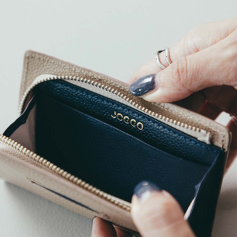 フラグメントケース（マチ付き） - ロゴは小銭入れ内側のスリット部分の上側に入ります。