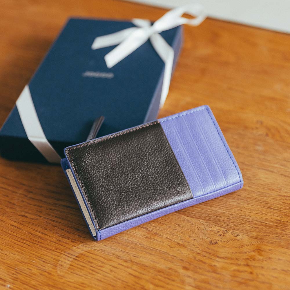 フラグメントケース（マチ付き） - 上質な柔らかい本革に、上品で繊細なエンボス加工を施しました。型崩れしにくいのも特徴です。