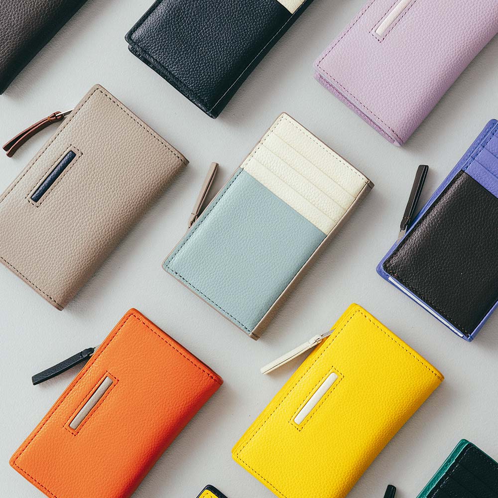 フラグメントケース（マチ付き） - 全部で6か所のカラーカスタマイズが可能です。アイコンポケットや引手などアクセントのあるデザインで、人と被らないものが欲しい方や自分の好きな配色にしたい方におすすめです。ステッチも革の色ごとに変え、革職人による繊細なハンドメイド仕上げとなっています。プレゼントにもふさわしい、細部へのこだわりを徹底しています。