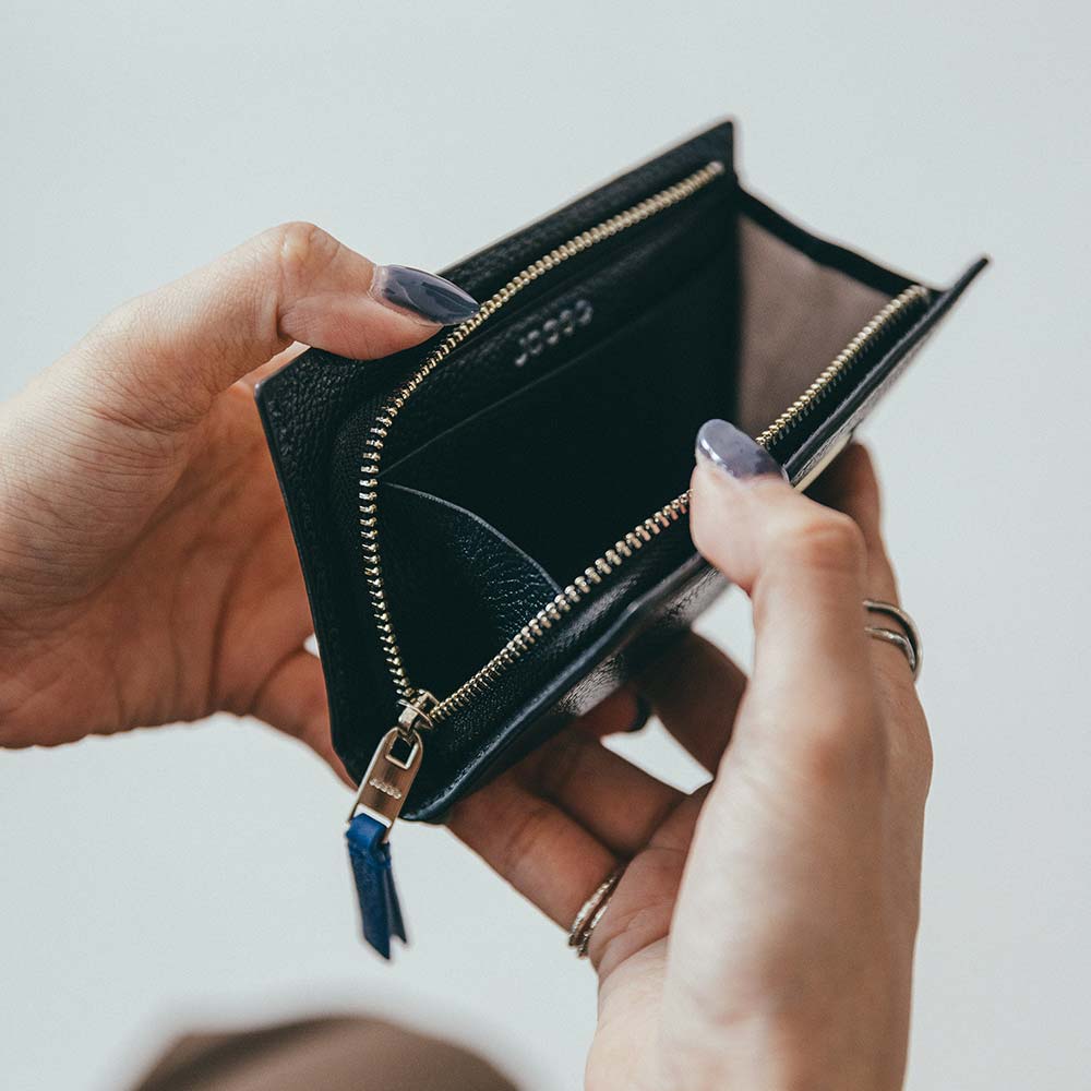 フラグメントケース（マチ付き） - 内側はマチ付きなので、小銭もしっかり入ります。現金を使わない方は、ここにカードを収納することもできます。