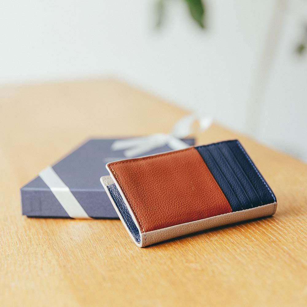 フラグメントケース（マチ付き） - ギフトオプションをご選択頂くと、シックなネイビーのボックスにお入れしてお届けします。