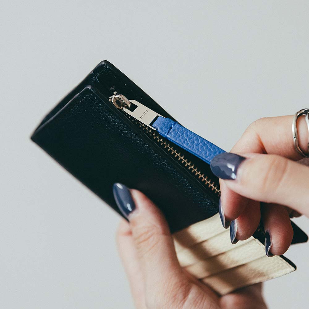 フラグメントケース（マチ付き） - 引手も本革で色を選べます。金具部分にはＪＯＧＧＯのロゴが入り、高級感のあるオリジナルの引手です。