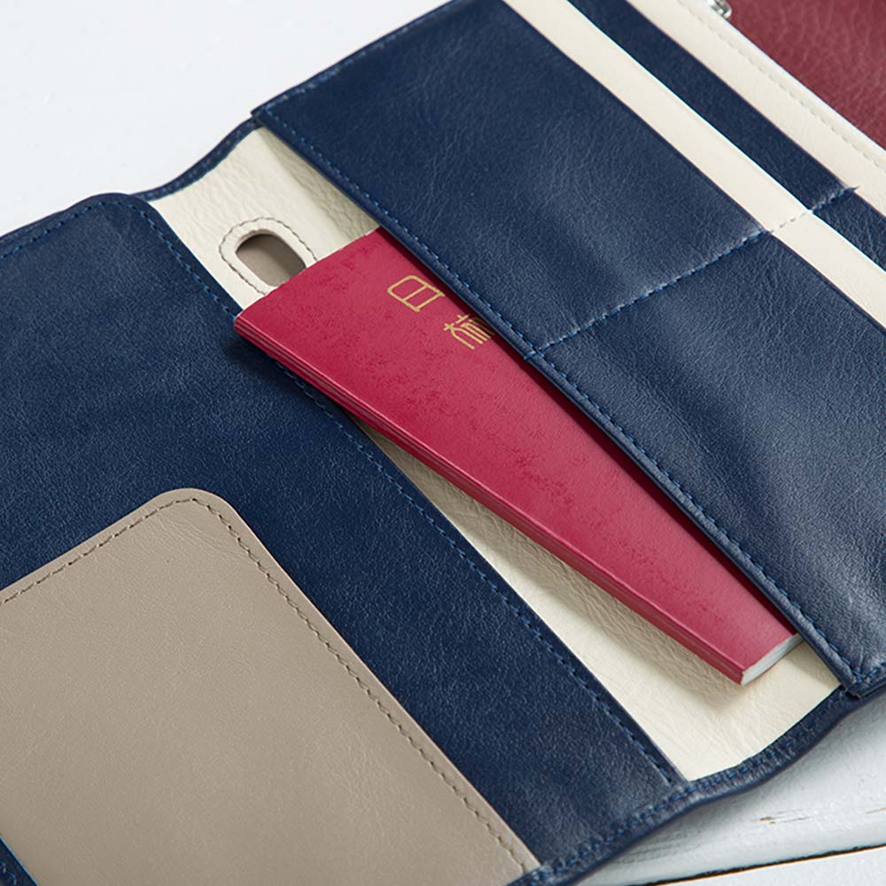 トラベルウォレット - 旅行中取り出す頻度の少ないパスポートは奥のポケットへ。ＩCカード用ポケット以外の部分は電磁波干渉防止シートでスキミングから守られています。