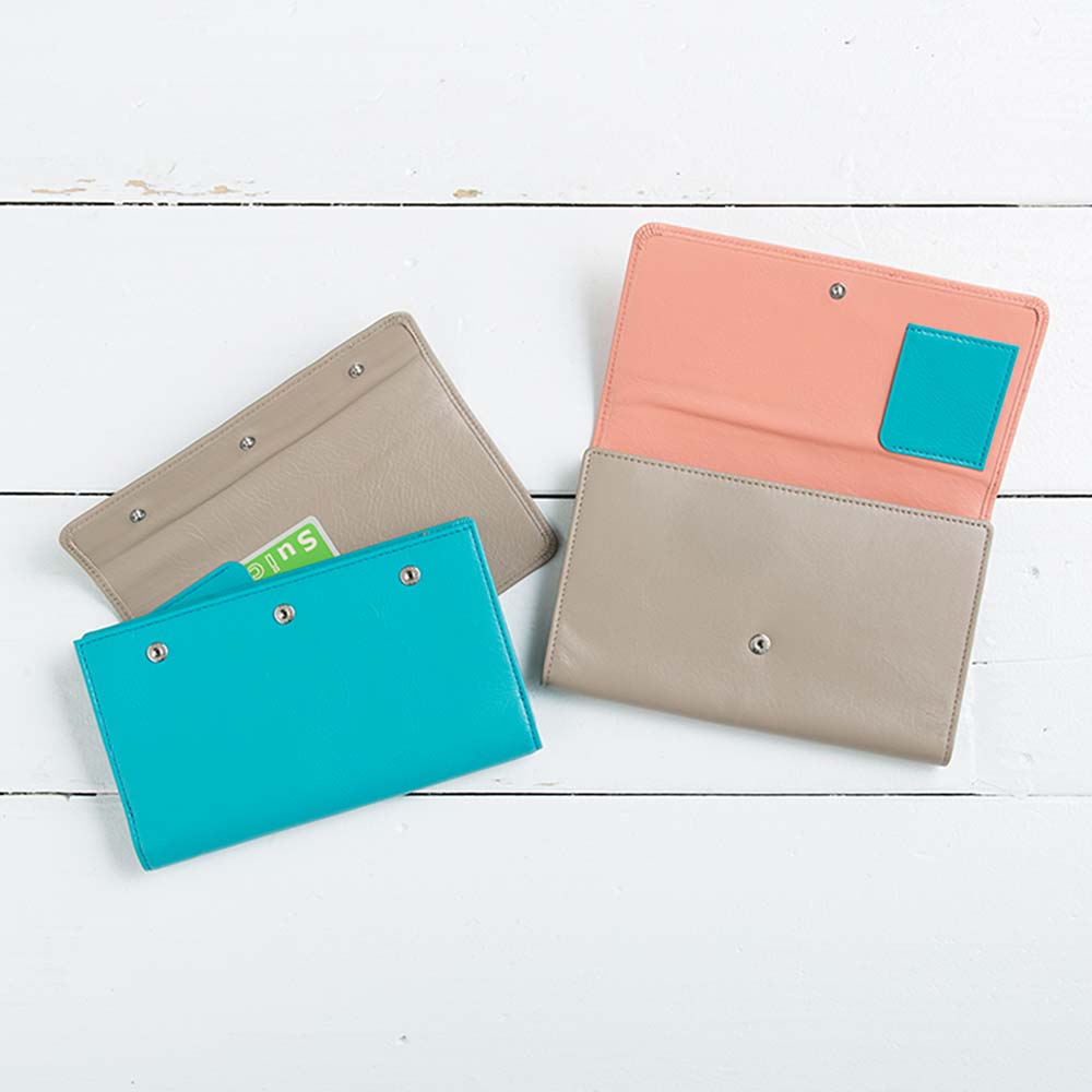 トラベルウォレット - フラップ部分は背面のホックで取り外し可能な仕様。フタだけ交換して使うこともできるため、お揃いのペアアイテムとしてプレゼントやギフトにもおすすめです。