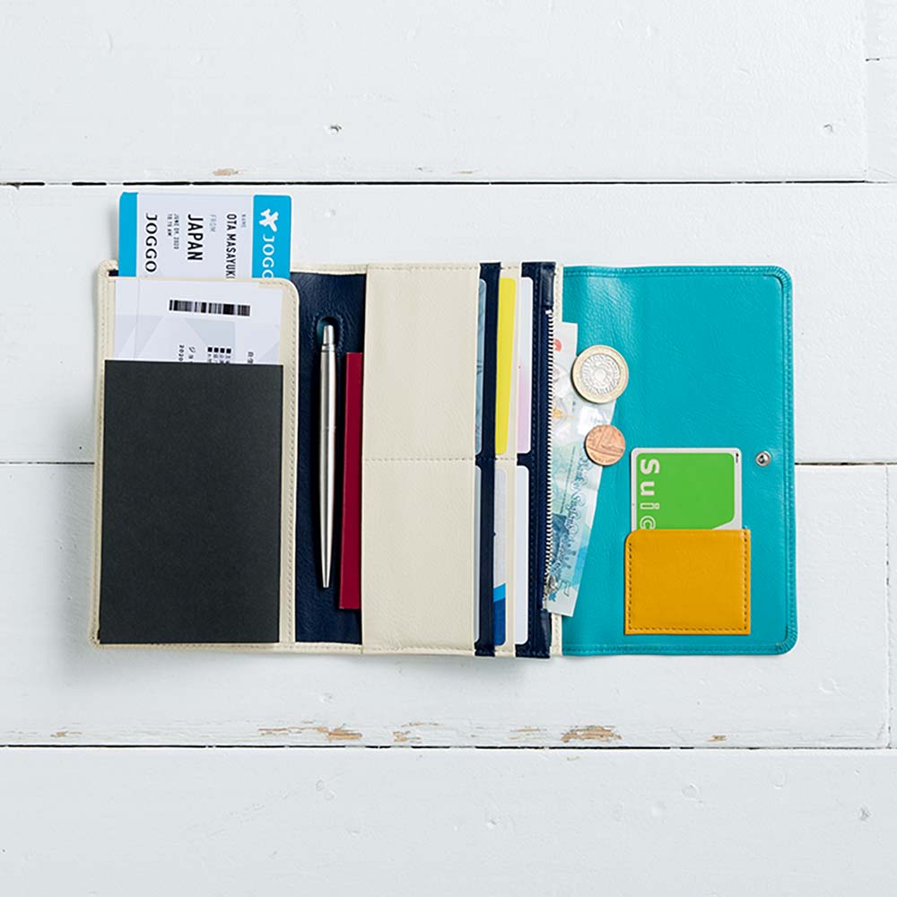 トラベルウォレット - 6枚のカード収納、2つのスリーブ、1枚のICカード用収納、小銭入れ、お札入れ。多数の収納機能で、旅先での持ち物を整理するのに役立ちます。