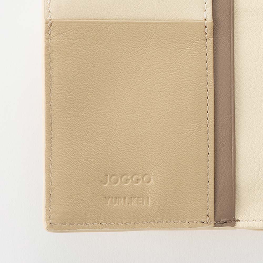 がま口２つ折り財布 - 名入れはがま口と反対部分の内側に入ります（ロゴ下部）。刻印オプションを追加して、オーダーメイドならではの特別なギフト・プレゼントに。