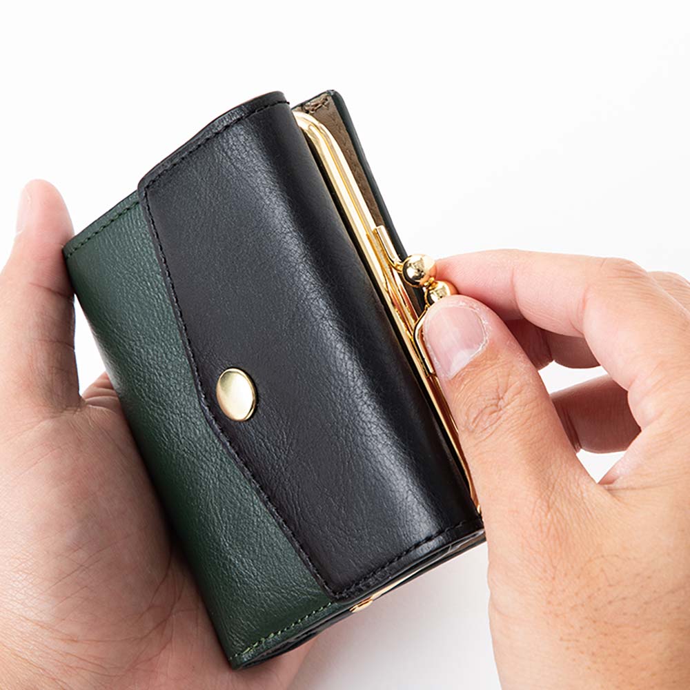 がま口２つ折り財布 - 小さな手でもがま口が開けやすいよう、コンパクトで使いやすいサイズにデザイン。