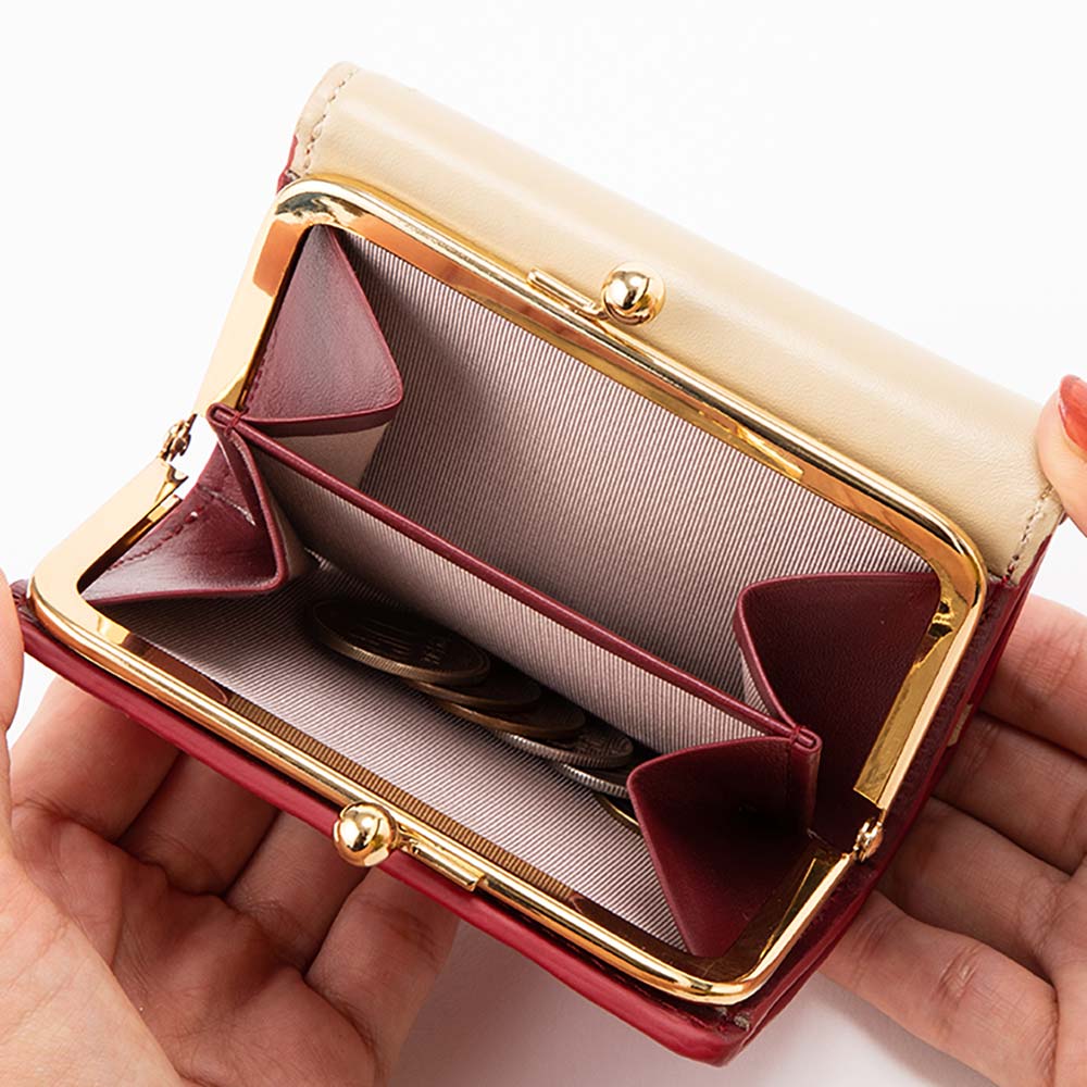 がま口２つ折り財布 - 小銭入れが大きく開き、仕切りもあるため取り出しやすい設計です。