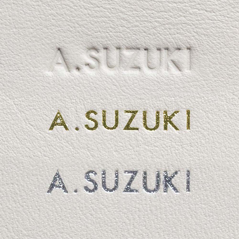 四角いコインケース - お名前やイニシャルを無料で刻印できます。色は【ゴールド・シルバー・型押し】からお選びいただけます。一つひとつ手作業で刻印する、オーダーメイドならではの特別な一品に。