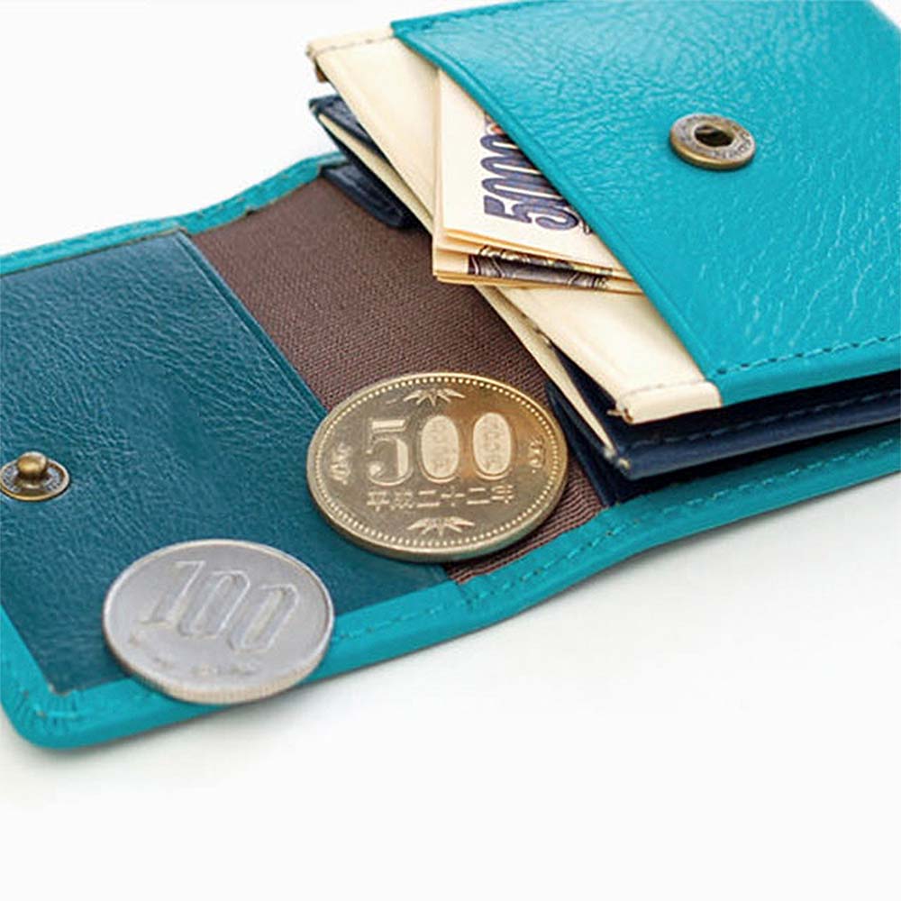 四角いコインケース - 小さいですが、2つのフリーポケット付き。手前のポケットにはお札をたたんで入れておくことも可能です。