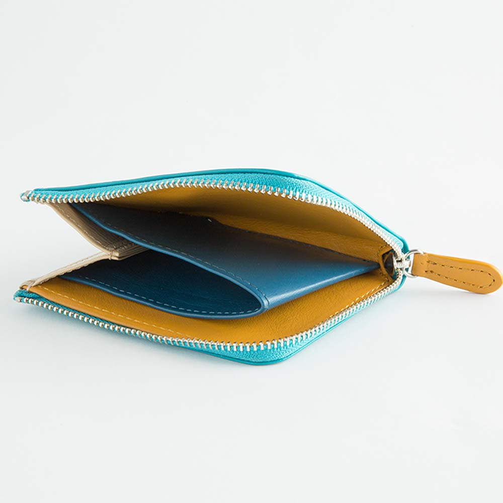 コンパクトウォレット - 内側もすべて本革を使用。一つひとつハンドメイドで製作した本革製品は、メンズ・レディースを問わずプレゼントやギフトに最適です。