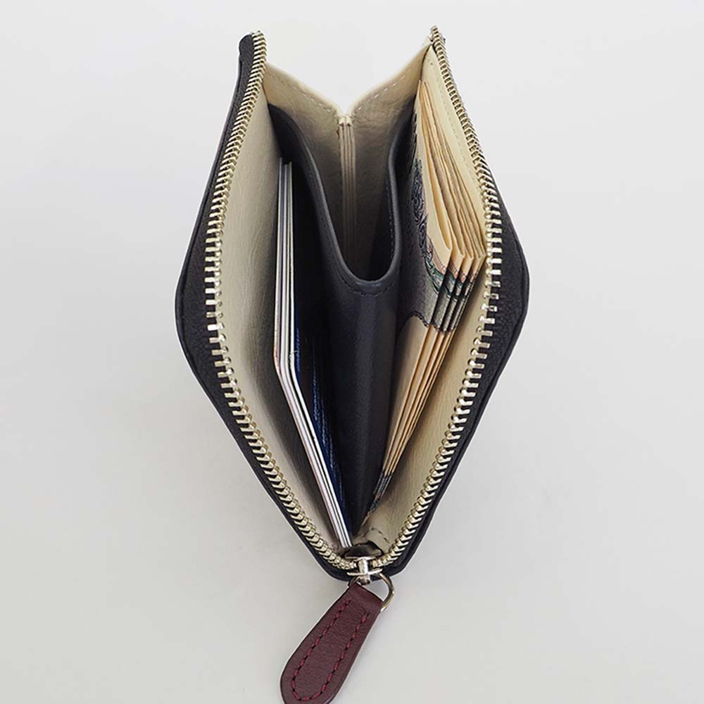 コンパクトウォレット - コインケースの横には、お札とカードがそれぞれ5枚ほど収納可能。小型ながらも、収納力があります。