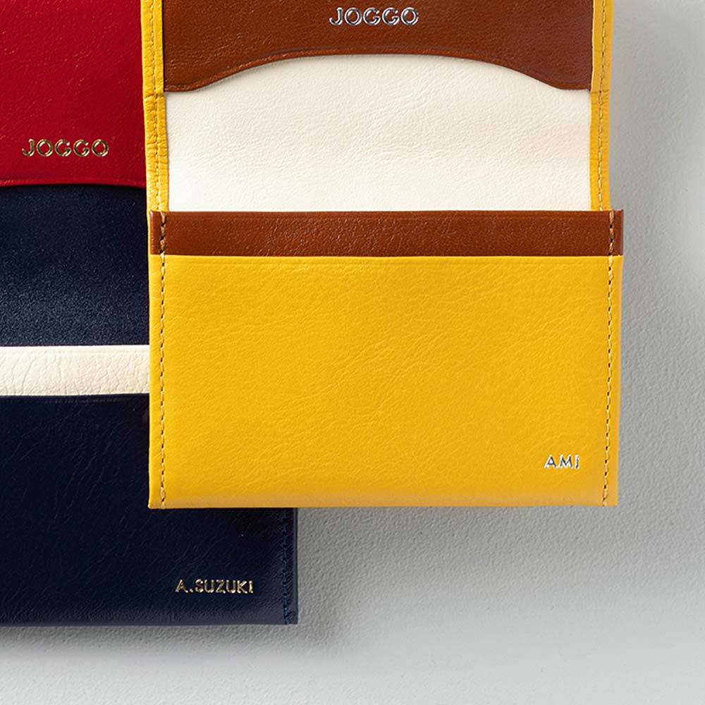 シンプル名刺入れ - 名入れは開いた内側の右下に入ります。無料の刻印オプションで、世界で1つだけの特別なプレゼントに。