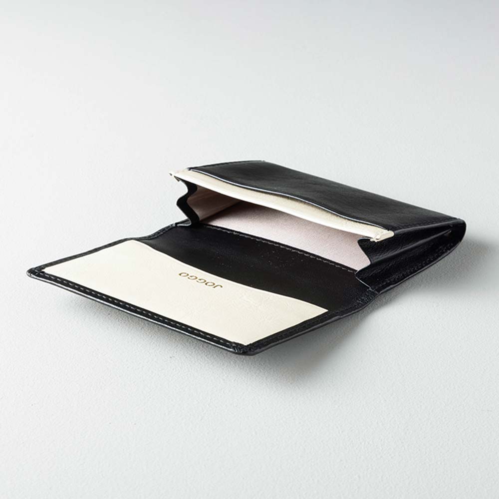 シンプル名刺入れ - フラップの裏とメインポケットの前面にフリーポケットが2つあります。さっと出し入れしたい時や大切な名刺を分けて収納したいときに便利です。