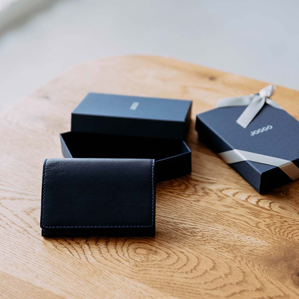 シンプル名刺入れ - どんなビジネスシーンにでも適応でき、上質なレザーを感じられるシンプルなデザインの名刺入れ。熟練の職人が一つひとつハンドメイドで製作した逸品は、メンズ・レディースを問わずプレゼントに最適です。