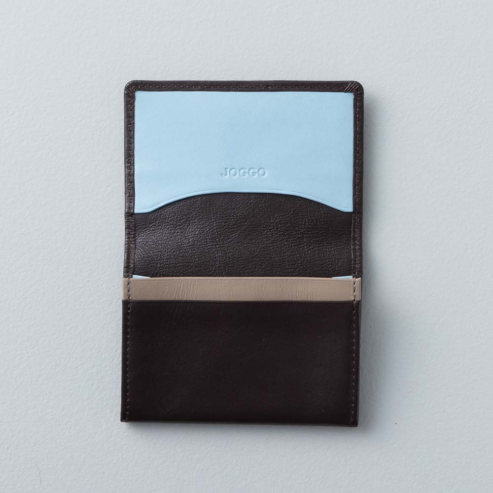 シンプル名刺入れ - 明るいカラーも内側に使うことで、ビジネスシーンにも自分の好きなカラーを取り入れやすくなります。使用カラー：エスプレッソブラウン×シャーベットブルー×グレージュ