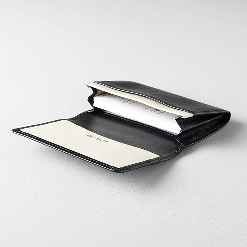 シンプル名刺入れ - メインポケットは約50枚もの名刺が収納可能。大容量で使いやすいサイズです。
