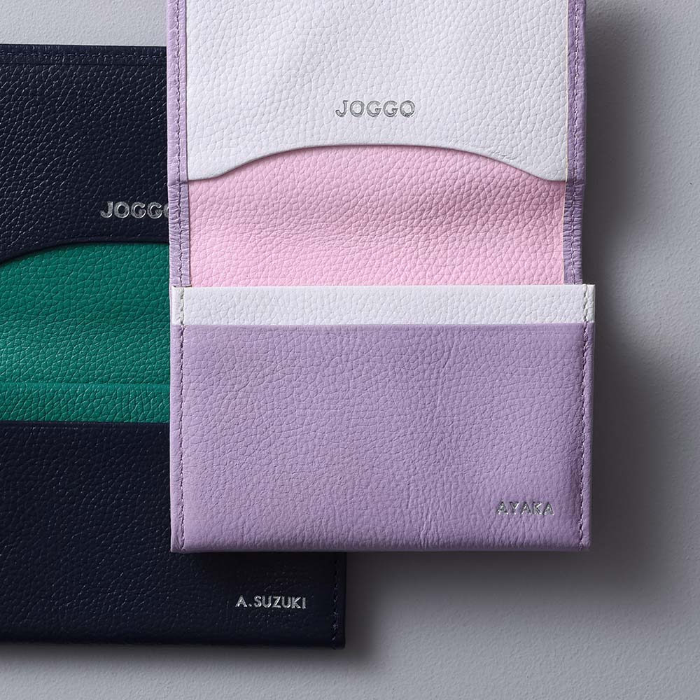 シンプル名刺入れ（エンボス） - 名入れは開いた内側の右下に入ります。無料の刻印オプションで、世界で1つだけの特別なプレゼントに。