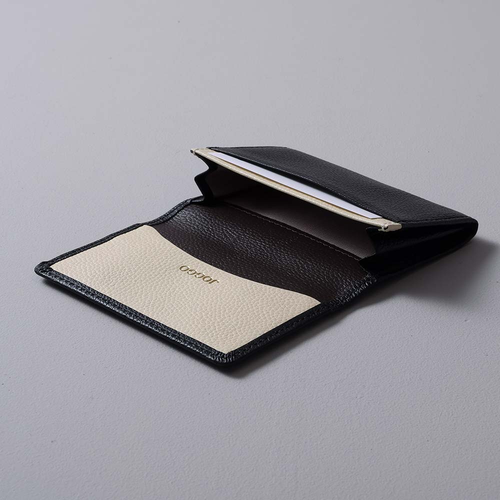 シンプル名刺入れ（エンボス） - フラップの裏とメインポケットの前面にフリーポケットが2つあります。さっと出し入れしたい時や大切な名刺を分けて収納したいときに便利です。