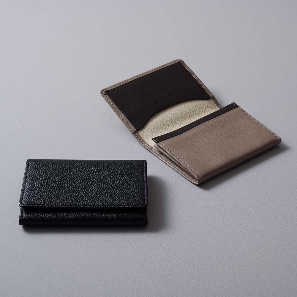 シンプル名刺入れ（エンボス） - 5か所のカラーカスタマイズが可能で、マチが差し色のアクセントになるデザイン。ビジネスシーンにも遊び心を加えることができるのは、オーダーメイドならでは。