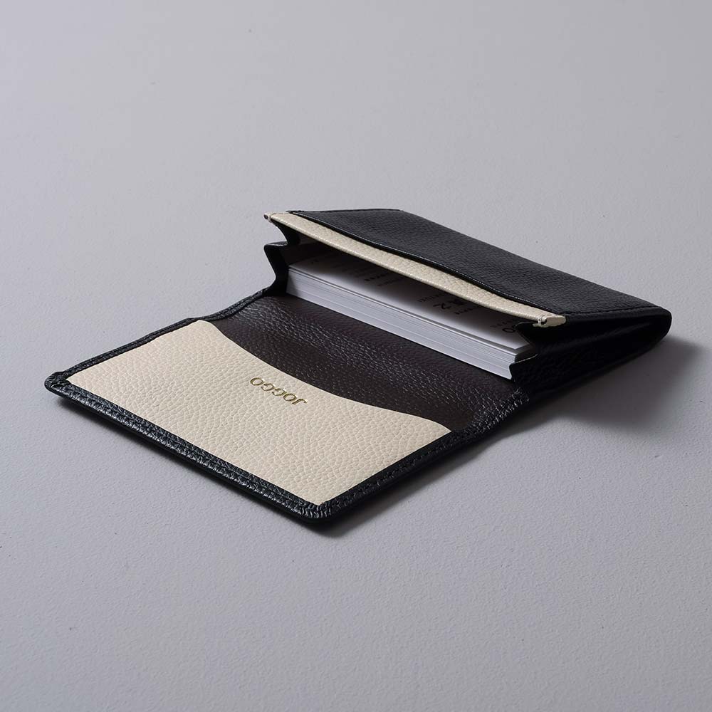 シンプル名刺入れ（エンボス） - メインポケットは約50枚もの名刺が収納可能。大容量で使いやすいサイズです。