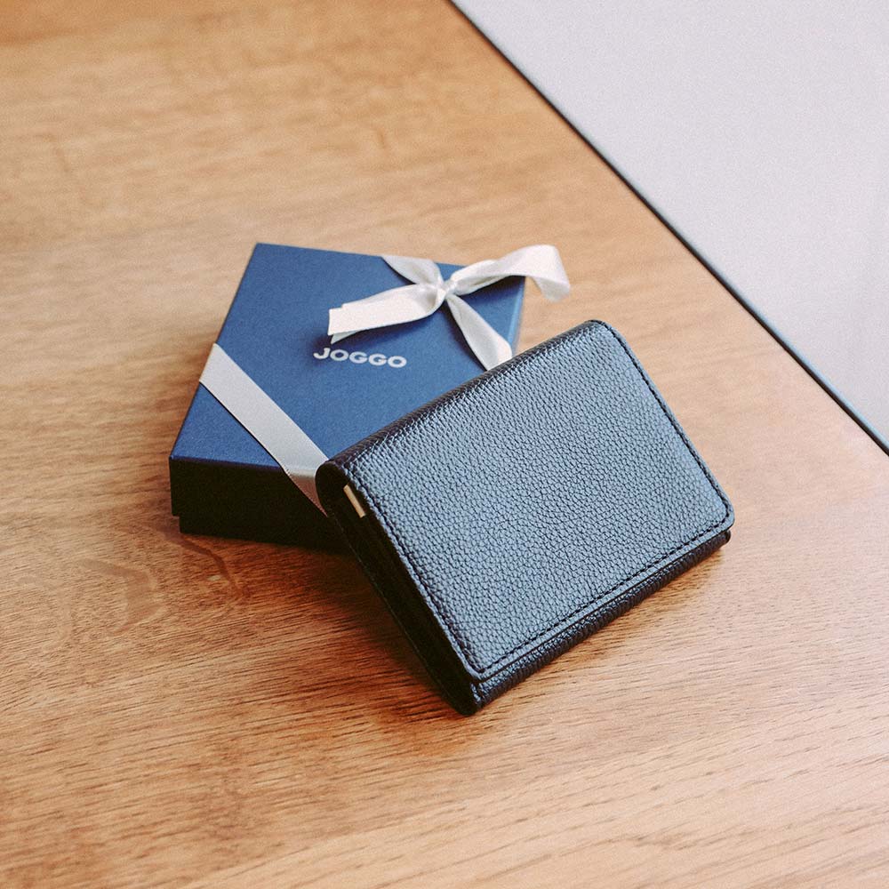 シンプル名刺入れ（エンボス） - どんなビジネスシーンにでも適応できるシンプルなデザインの名刺入れ。エンボスタイプのレザーで高級感があります。熟練の職人が一つひとつハンドメイドで製作した逸品は、ギフトに最適です。