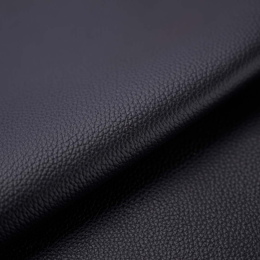 シンプル名刺入れ（エンボス） - 上質な柔らかい本革に、上品で繊細なエンボス加工を施しました。型崩れしにくいのも特徴です。